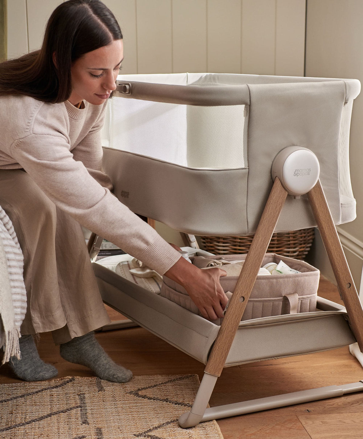 Lua 2 Bedside Crib Bundle with White Sheets & Mattress Protector - Mocha