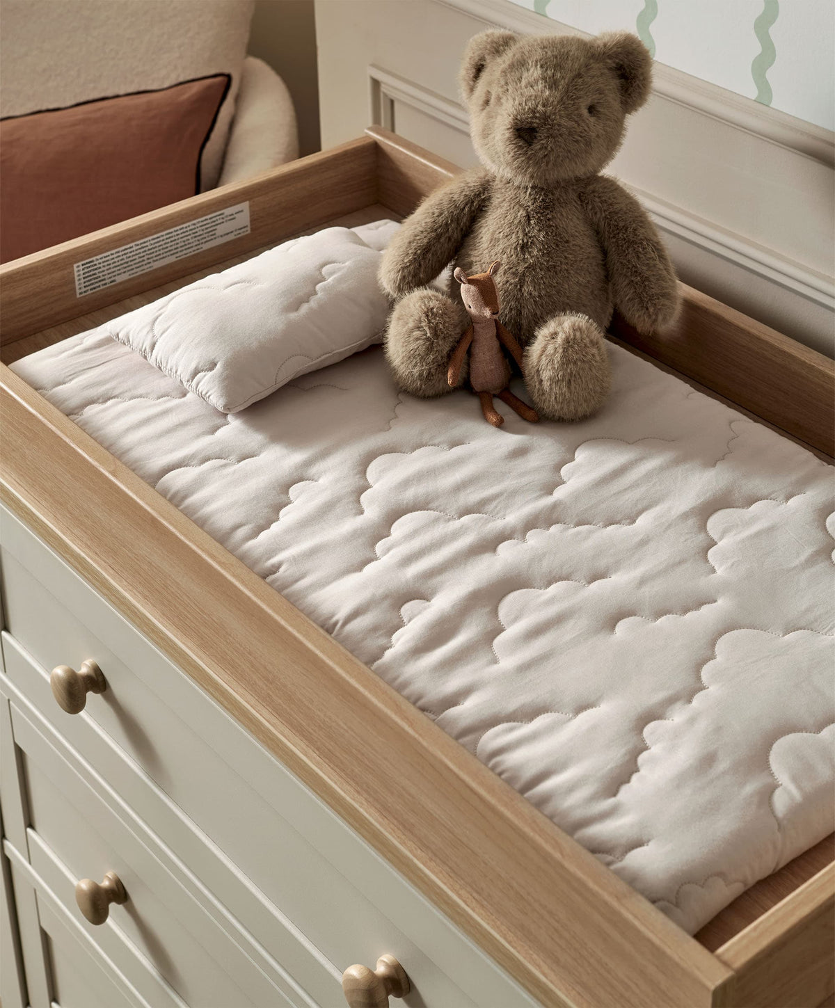 Wedmore Dresser Changer – Cashmere/Oak