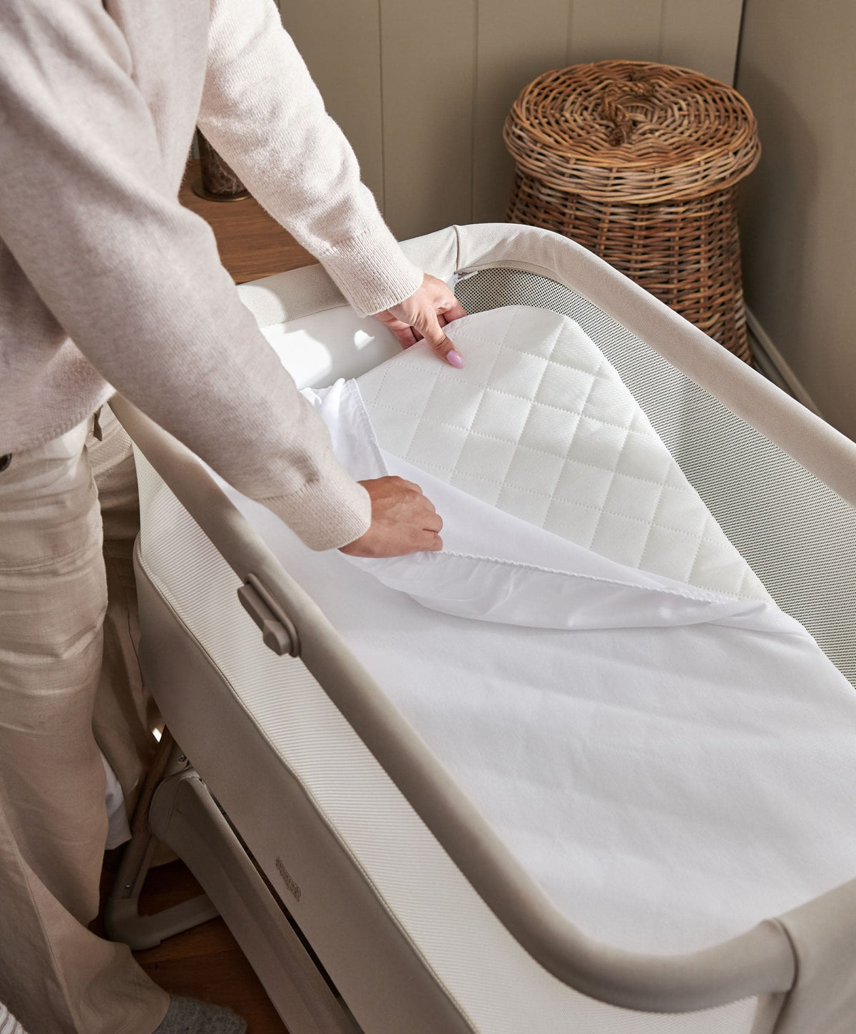 Lua 2 Bedside Crib Bundle with Cosmic Sheets & Mattress Protector - Mocha
