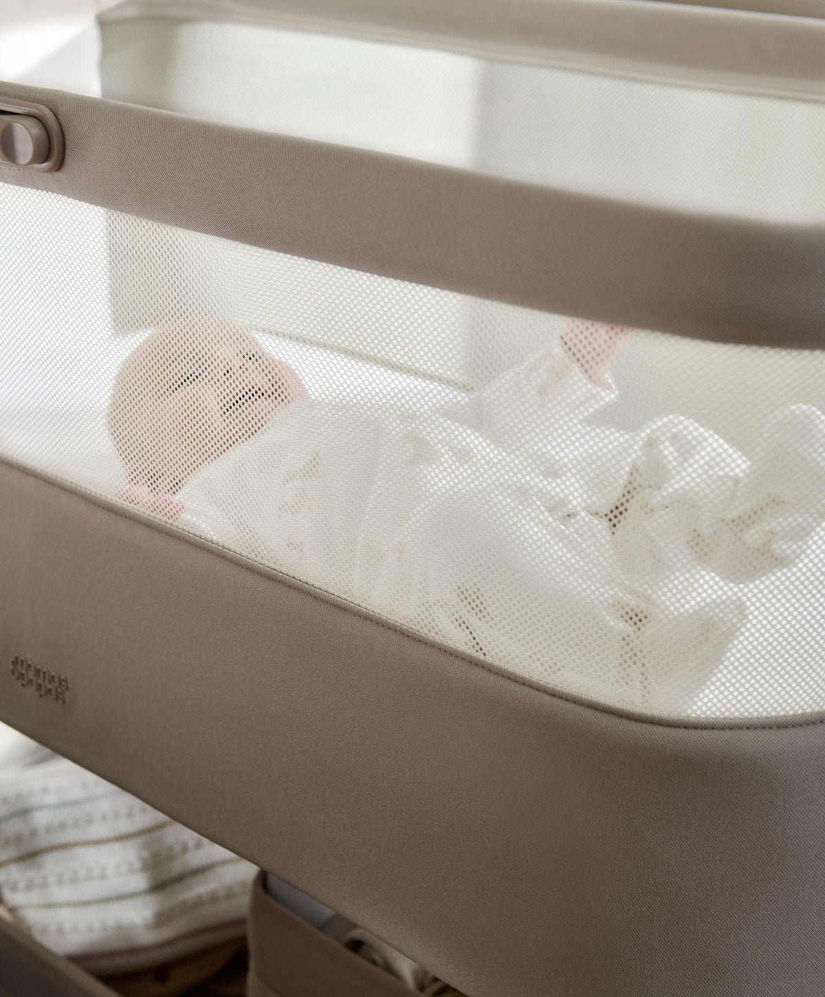 Lua 2 Bedside Crib Bundle with Cosmic Sheets & Mattress Protector - Mocha