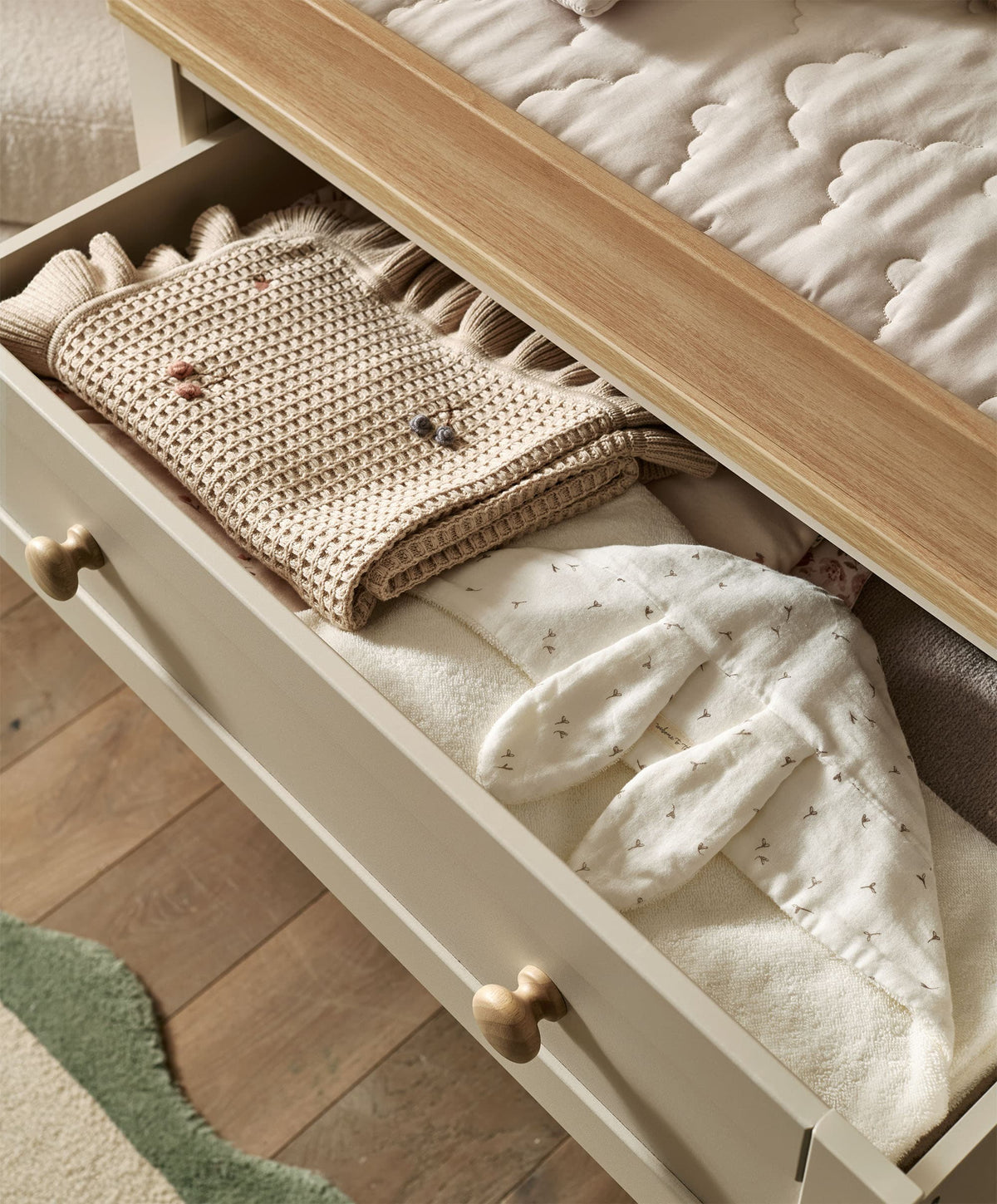 Wedmore Dresser Changer – Cashmere/Oak