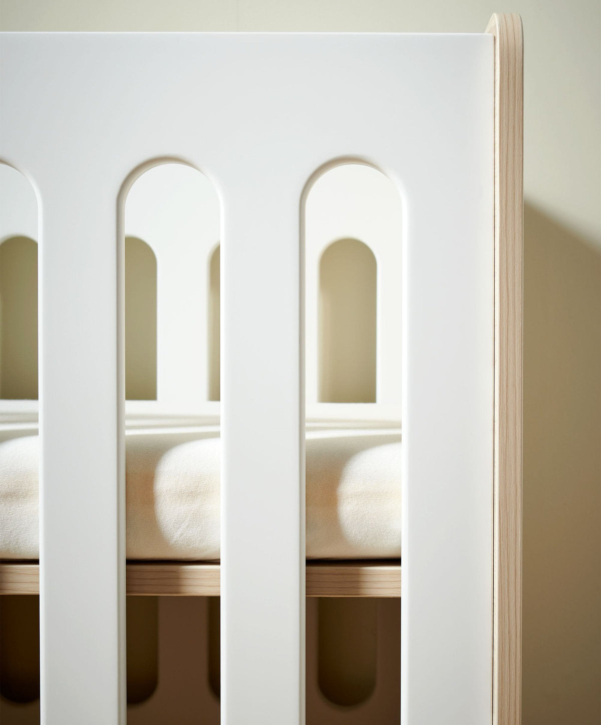 Vyne Mini Cot with Signature Airflow Fibre Mini Cot Mattress & Sheets (4 Piece) - White/Oak