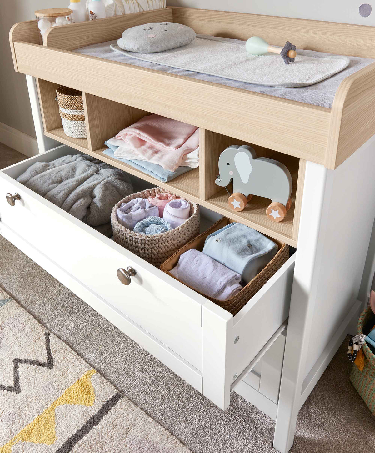 Harwell Nursery Bundle with Lua 2 Bedside Crib (6 Piece) – Mocha/White