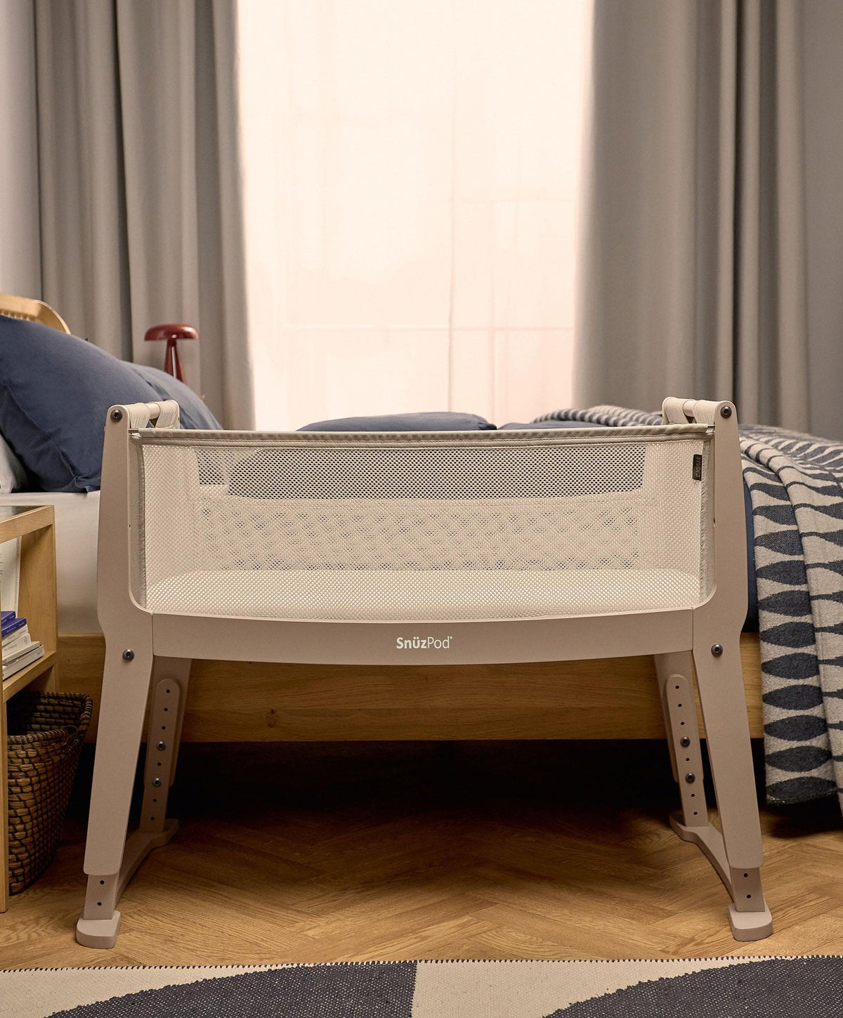 SnuzPod Studio Bedside Crib – Mocha